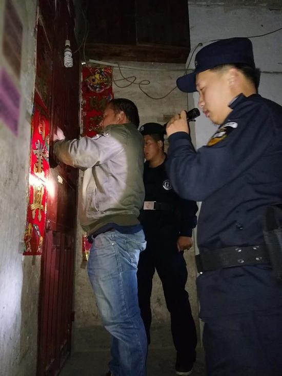 广州粗心妈妈误将幼女锁家中 民警全城寻开锁师傅开门